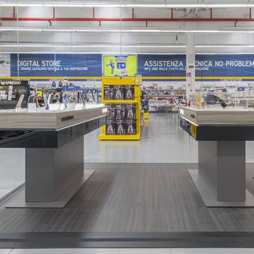 Euronics Vimodrone_Cefla Shopfitting_espositore smartphone