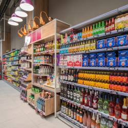 Scaffali metallici nel retail design: come progettare spazi più sicuri e funzionali | Imola Retail Solutions